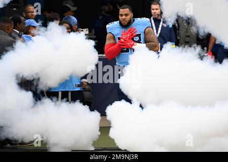 Tennessee Titans defensive tackle Jeffrey Simmons (98) runs onto