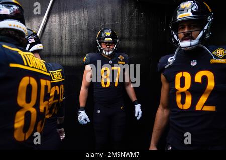 Washington Commanders quarterback Taylor Heinicke (4) passes against the  New York Giants during an NFL football game Sunday, Dec. 4, 2022, in East  Rutherford, N.J. (AP Photo/Adam Hunger Stock Photo - Alamy