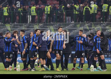 Milan, Italy. 14th Jan, 2023. Italy, Milan, jan 14 2023: fc Inter players celebrate the victory in center field at the end of soccer game FC INTER vs HELLAS VERONA, Serie A 2022-2023 day18 San Siro stadium (Photo by Fabrizio Andrea Bertani/Pacific Press) Credit: Pacific Press Media Production Corp./Alamy Live News Stock Photo