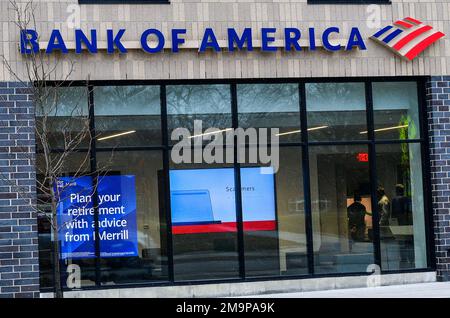 Des Moines, IA, USA. 18th Jan, 2023. View of Bank of America Bank in Des Moines, Iowa as many of it's customers discover missing funds, negative balances and missing Zelle transactions in their account after a glitch on January 18, 2023. Credit: Dee Cee Carter/Media Punch/Alamy Live News Stock Photo