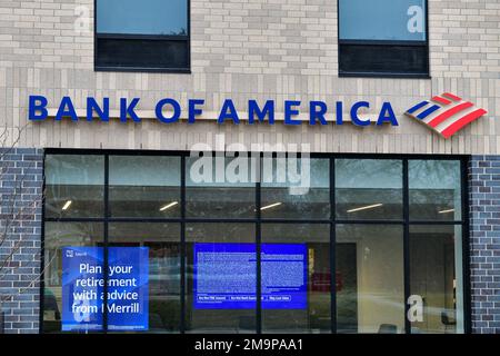 Des Moines, IA, USA. 18th Jan, 2023. View of Bank of America Bank in Des Moines, Iowa as many of it's customers discover missing funds, negative balances and missing Zelle transactions in their account after a glitch on January 18, 2023. Credit: Dee Cee Carter/Media Punch/Alamy Live News Stock Photo