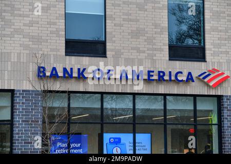 Des Moines, IA, USA. 18th Jan, 2023. View of Bank of America Bank in Des Moines, Iowa as many of it's customers discover missing funds, negative balances and missing Zelle transactions in their account after a glitch on January 18, 2023. Credit: Dee Cee Carter/Media Punch/Alamy Live News Stock Photo