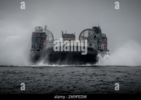 BALTIC SEA (May 20, 2022) – Landing Craft, Air Cushion, attached to Assault Craft Unit 4, performs ship-to-shore maneuvers in the Baltic Sea, May 20, 2022. The Kearsarge Amphibious Ready Group and embarked 22nd Marine Expeditionary Unit, under the command and control of Task Force 61/2, is on a scheduled deployment in the U.S. Naval Forces Europe area of operations, employed by U.S. Sixth Fleet to defend U.S., Allied and Partner interests. Stock Photo