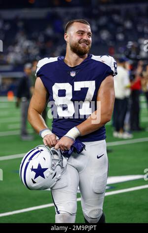 October 16, 2022, Philadelphia, PA, USA: October 16, 2022: Philadelphia  Eagles linebacker Kyzir White (43) tackles Dallas Cowboys tight end Jake  Ferguson (87) after a catch during the NFL football matchup between