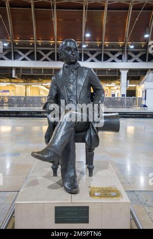 Isambard Kingdom Brunel statue Paddington Station London GWR Stock Photo