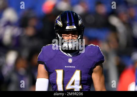 Baltimore Ravens safety Kyle Hamilton (14) warms up before an NFL