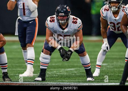 Green Bay, Wisconsin, USA. 18th Sep, 2022. Chicago Bears running back David  Montgomery (32) running through a hole made by center Cody Whitehair (65),  offensive tackle Larry Borom (75), and tight end