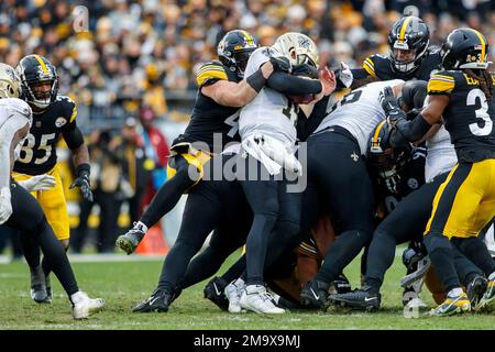 Baltimore, United States. 01st Jan, 2023. Baltimore Ravens tight end Isaiah  Likely (80) is brought down by Pittsburgh Steelers linebacker Robert  Spillane (41) during the first half at M&T Bank Stadium in