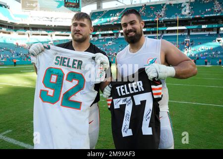 Browns right guard Wyatt Teller leaves game against Dolphins