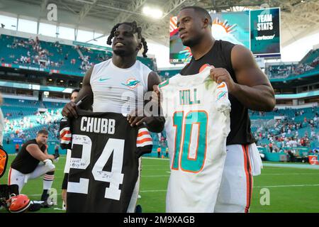 Cleveland Browns running back Nick Chubb (24) and Miami