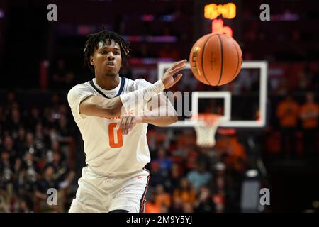 Illinois' Terrence Shannon Jr. (0) passes during the first half of an ...