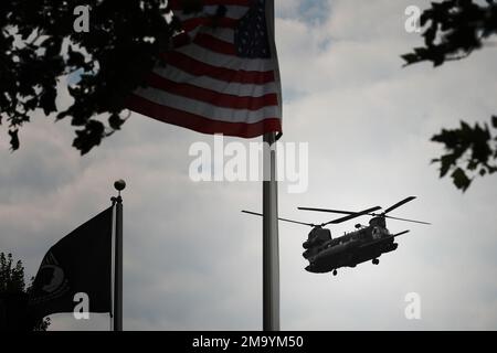 A CH-47 Chinook helicopter flies over the 5th Special Forces Group (Airborne), annual Gold Star ceremony at Fort Campbell, Ky., May 21, 2022. The remembrance ceremony honors the families of fallen Special Operations heroes. Stock Photo