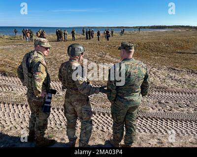 Soldiers of the 291st Digital Liaison Detachment, Maryland Army National Guard, integrate with Civil Affairs Officers from the 22nd Marine Expeditionary Unit observing civilians, members of the press, and US and Estonian forces following the amphibious landing of elements from Task Force 61 Naval Amphibious Forces Europe/ 2nd Marine Division (TF-61/2) and the 22nd Marine Expeditionary Unit in Saaremaa, Estonia during DEFENDER-Europe on May 21, 2022 and Estonian HEDGEHOG 22. The 291st Digital Liaison Detachment, Maryland Army National Guard, embeds into the multinational force headquarters to e Stock Photo