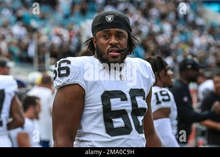 Thousand Oaks, United States. 18th Aug, 2021. Las Vegas Raiders guard  Richie Incognito (64) speaks to Los Angeles Rams vice president of  communications Artis Twyman during training camp on Wednesday, Aug 18