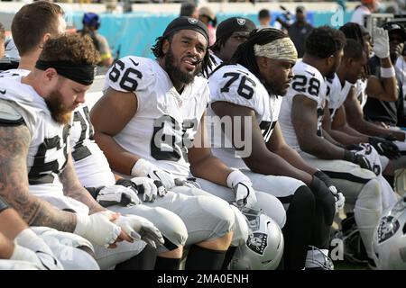 Thousand Oaks, United States. 18th Aug, 2021. Las Vegas Raiders guard  Richie Incognito (64) speaks to Los Angeles Rams vice president of  communications Artis Twyman during training camp on Wednesday, Aug 18