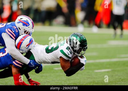 EAST RUTHERFORD, NJ - NOVEMBER 06: New York Jets quarterback Zach Wilson  (2) runs during the National Football League game between the New York Jets  and Buffalo Bills on November 6, 2022