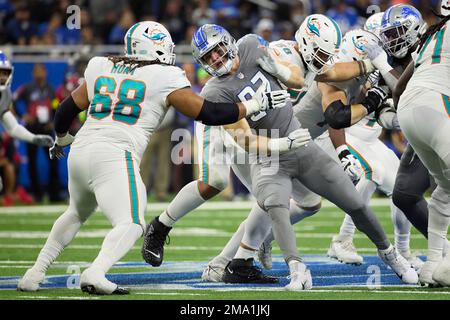 Miami Dolphins offensive tackle Robert Hunt (68) lines up for the play  during an NFL football game against the Cincinnati Bengals, Thursday, Sept.  29, 2022, in Cincinnati. (AP Photo/Emilee Chinn Stock Photo - Alamy