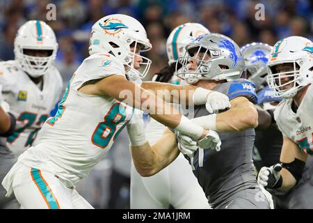 Jan 1, 2023; Foxborough, Massachusetts, USA; New England Patriots tight end  Hunter Henry (85) leaves the field after a game against the Miami Dolphins  in Foxborough, Massachusetts. Eric Canha/CSM/Sipa USA(Credit Image: ©