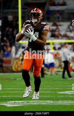 CLEVELAND, OH - OCTOBER 16: Cleveland Browns tight end Pharaoh Brown (84)  signals first down after m