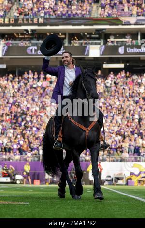 NFL great Jared Allen enters US Bank Stadium on horseback before entering  Vikings' Ring of Honor