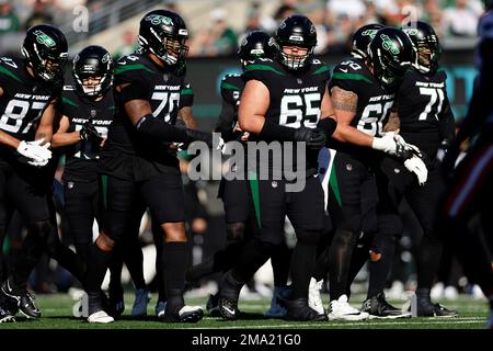 New York Jets guard Nate Herbig (71) walks off the field after an NFL  pre-season game against the Philadelphia Eagles, Friday, Aug. 12, 2022, in  Philadelphia. (AP Photo/Rich Schultz Stock Photo - Alamy