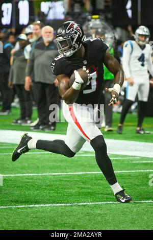 Atlanta Falcons linebacker Lorenzo Carter runs back an interception  Fotografía de noticias - Getty Images