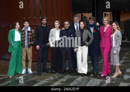 Roma, Italy. 17th Jan, 2023. il cast con il regista during Photocall della Fiction Rai 'Black Out - Vite sospese, Reportage in Roma, Italy, January 17 2023 Credit: Independent Photo Agency/Alamy Live News Stock Photo
