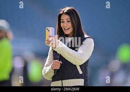 CBS Sports sideline reporter Tracy Wolfson works during an NFL football  game between the Pittsburgh Steelers