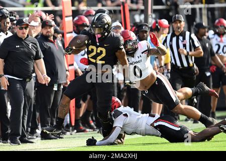 Cincinnati Bearcats linebacker Deshawn Pace (20) plays during the second  half of an NCAA college football game against Kennesaw State, Saturday,  Sept. 10, 2022, in Cincinnati. (AP Photo/Jeff Dean Stock Photo - Alamy