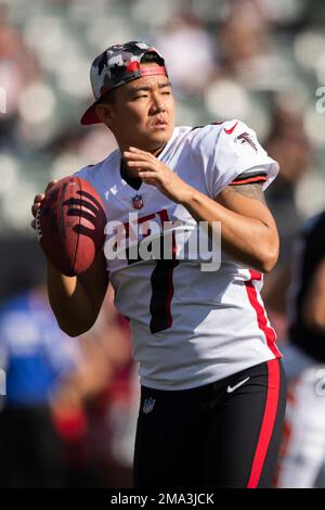 Atlanta Falcons place kicker Younghoe Koo (7) celebrates with Atlanta  Falcons long snapper Liam McCullough (48) after Koo's field goal against  the Chicago Bears during the second half of an NFL football