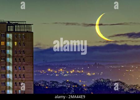 Glasgow, Scotland, UK 19th January, 2023. UK Weather:  Cold clear sky saw a very cold start and a  Crescent moon over the south of the sleeping city. Credit Gerard Ferry/Alamy Live News Stock Photo