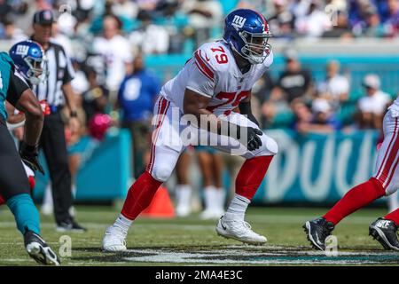 New York Giants guard Tyre Phillips (79) blocks against the