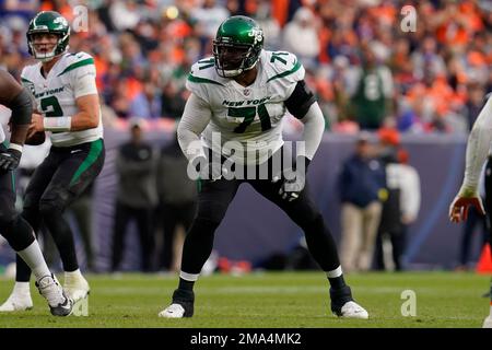 New York Jets offensive tackle Duane Brown (71) works against the