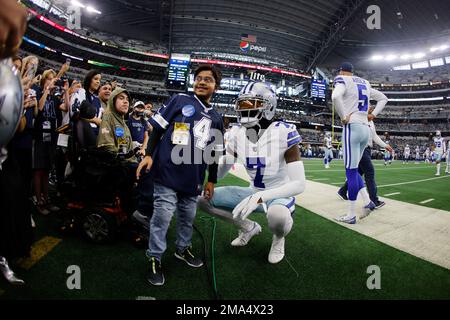 Los Angeles Rams fans tailgate before an NFL football game against the  Dallas Cowboys, Sunday, Oct. 9, 2022, in Inglewood, Calif. (AP Photo/Marcio  Jose Sanchez Stock Photo - Alamy