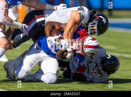 Cincinnati Bearcats linebacker Deshawn Pace (20) plays during the second  half of an NCAA college football game against Kennesaw State, Saturday,  Sept. 10, 2022, in Cincinnati. (AP Photo/Jeff Dean Stock Photo - Alamy