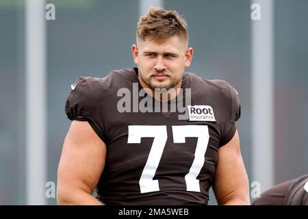 Cleveland Browns' Wyatt Teller takes part in drills during an NFL football  practice at FirstEnergy Stadium, Thursday, June 16, 2022, in Cleveland. (AP  Photo/Ron Schwane Stock Photo - Alamy