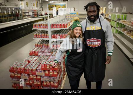 IMAGE DISTRIBUTED FOR CAMPBELL'S CHUNKY - Green Bay Packers linebacker  De'Vondre Campbell greets a visitor at Paul's Pantry in Green Bay,  Wisconsin on Tuesday, Oct. 18, 2022. De'Vondre, the Packers and Chunky