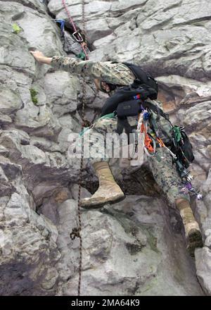 A US Marine Corps (USMC) Marine from 1ST Battalion, 2nd Marines climbs a rock wall during the Assault Climbers Course in Camp Dawson, West Virginia (WV). Marines from Battalion Landing Team (BLT) 1/2 are participating in the 6-week course. BLT 1/2 is the ground combat element of the 22nd Marine Expeditionary Unit (MEU). Base: Camp Dawson State: West Virginia (WV) Country: United States Of America (USA) Stock Photo