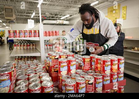 IMAGE DISTRIBUTED FOR CAMPBELL'S CHUNKY - Green Bay Packers linebacker  De'Vondre Campbell greets a visitor at Paul's Pantry in Green Bay,  Wisconsin on Tuesday, Oct. 18, 2022. De'Vondre, the Packers and Chunky