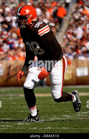 Cleveland Browns' Isaac Rochell runs through a drill during an NFL