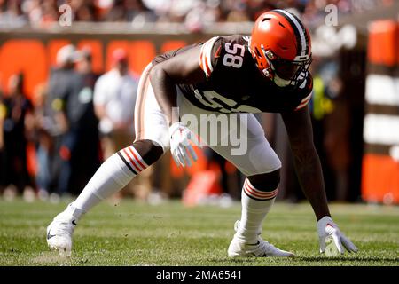 Cleveland Browns defensive end Isaiah Thomas (58) lines up for a