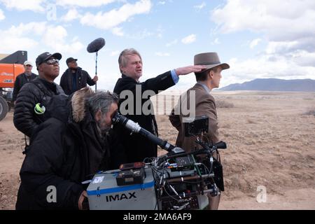 CHRISTOPHER NOLAN and CILLIAN MURPHY in OPPENHEIMER (2023), directed by CHRISTOPHER NOLAN. Credit: UNIVERSAL PICTURES / Album Stock Photo