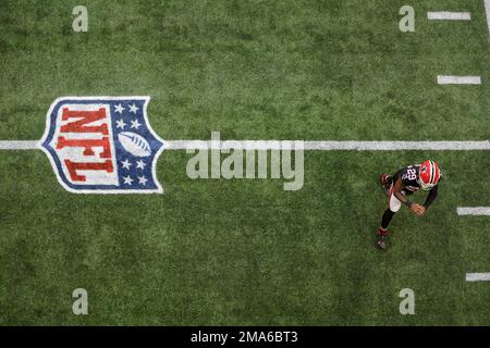 Atlanta Falcons cornerback Casey Hayward (29) warms up before an