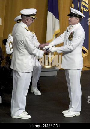 US Navy (USN) Out-going CHIEF of Naval Operations (CNO) Admiral (ADM) Vern Clark (Retired), is presented with his CNO Flag by MASTER CHIEF PETTY Officer of the Navy (MCPON) Terry Scott, during a late-morning ceremony at the US Naval Academy, at Annapolis, Maryland. Base: Annapolis State: Maryland (MD) Country: United States Of America (USA) Stock Photo