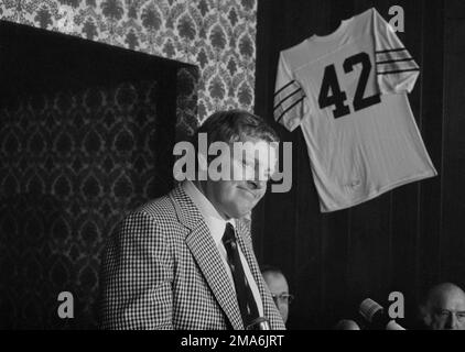 Former Washington Redskins quarterback Sonny Jurgensen smiles as he meets  with newsmen at a Washington restaurant, May 2, 1975. Redskins coach George  Allen announced earlier in the day that Jurgensen was being