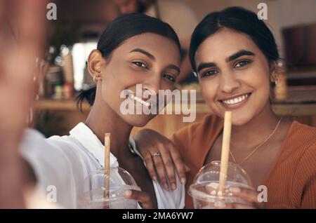 These are the moments to remember. two friends taking selfies while drinking smoothies. Stock Photo