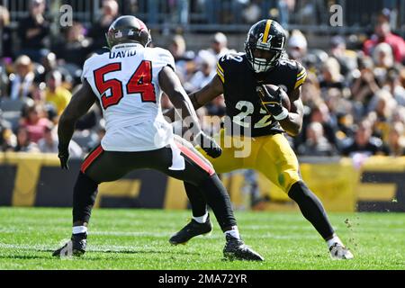 Pittsburgh Steelers quarterback Kenny Pickett (8) warms up before an NFL  football game against the Tampa Bay Buccaneers in Pittsburgh, Sunday, Oct.  16, 2022. (AP Photo/Barry Reeger Stock Photo - Alamy