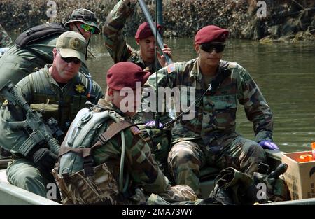 US Army (USA) Paratroopers with Alpha Company 3/505, 82nd Airborne Division (AD), Fort Bragg, North Carolina (NC), ride watercraft while performing a search and rescue mission in support of Task Force Katrina in New Orleans, Louisiana (LA). (Duplicate image, see also DASD0602460 or search 050913A3133C013). Base: New Orleans State: Louisiana (LA) Country: United States Of America (USA) Stock Photo