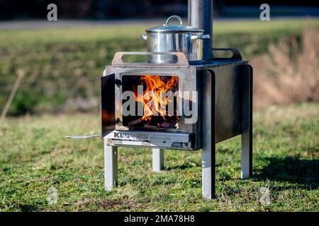 Meppen, Germany. 18th Jan, 2023. A new field oven developed for the aid organization Helping Hands e.V. by the company Kuipers Technologies stands in a meadow. The aid organization Helping Hands e.V. from Lathen, the company Kuipers from Meppen and other actors donate 760 field ovens, which will be brought to the war zones in Ukraine as well as to Moldova, which is strongly affected by the war. Credit: Hauke-Christian Dittrich/dpa/Alamy Live News Stock Photo