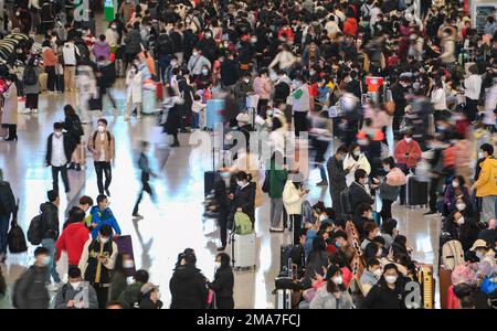 (230119) -- BEIJING, Jan. 19, 2023 (Xinhua) -- Passengers wait to board trains at Shenzhen North Railway Station in Shenzhen, south China's Guangdong Province, Jan. 18, 2023. (Xinhua/Mao Siqian) Stock Photo